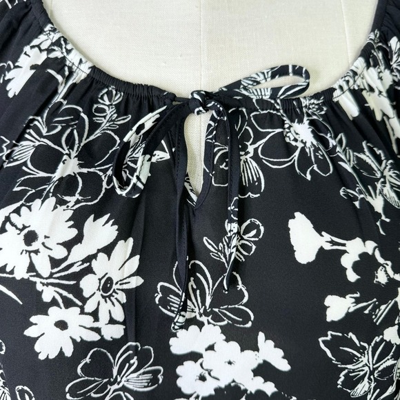 Torrid Floral 3/4 Length Bell Sleeve Gorgette Flowy Blouse Black White Sz 2X - Picture 2 of 12